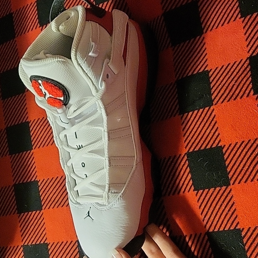 Red and white jordan TW03 shoes - Picture 3 of 6